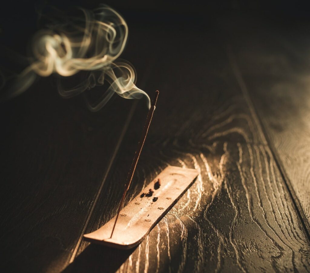 Smoking incense adds peace and feng shui 